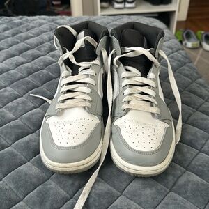 Air Jordan 1 Mid 'Light Smoke Grey'
